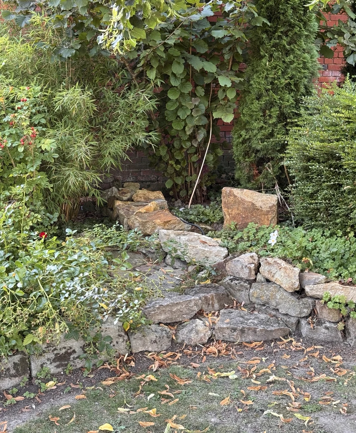 Echter Sitzplatz im Lebenshain-Garten, eingebettet in eine gewachsene Bepflanzung