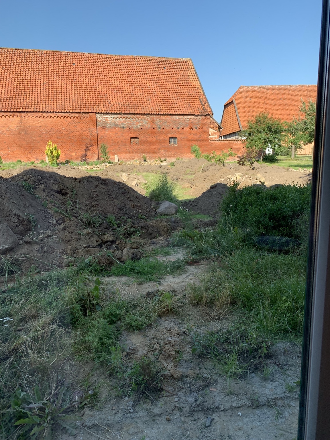 Blick aus dem Fenster auf den Garten während der Umgestaltung
