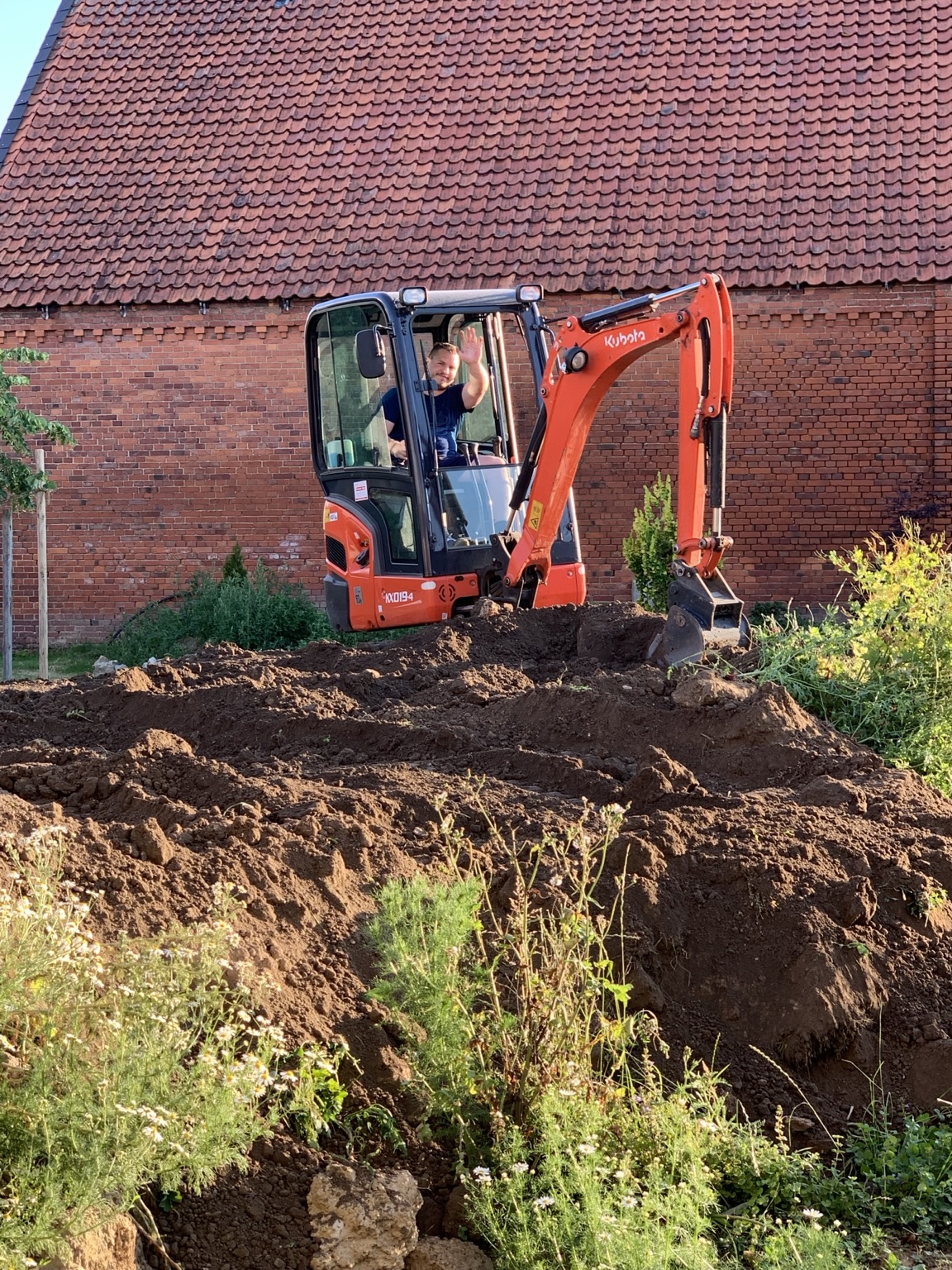 Daniel Forche bei der Arbeit mit dem Minibagger im eigenen Garten