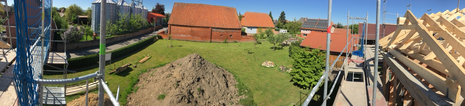 Das Grundstück während des Hausbaus mit großem Erdhaufen